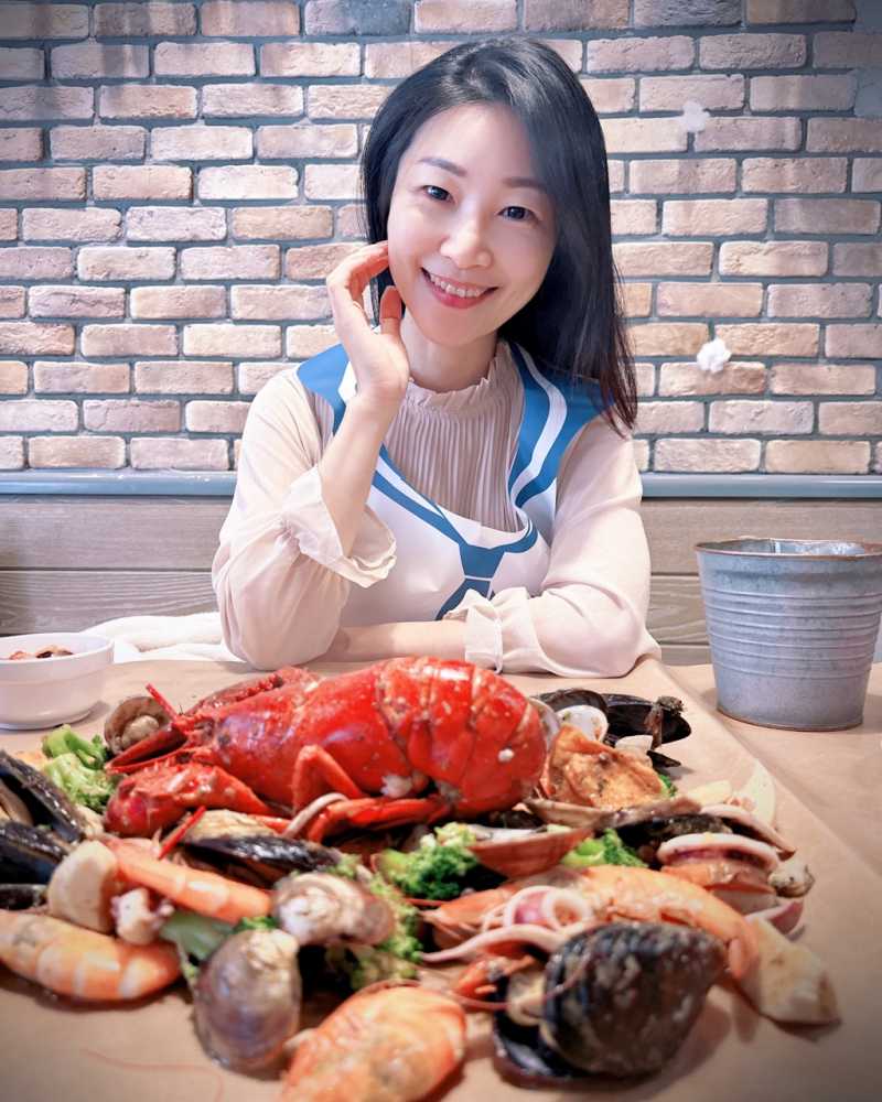 這間手抓海鮮是直接倒在桌上雙手抓著吃  #余朱青