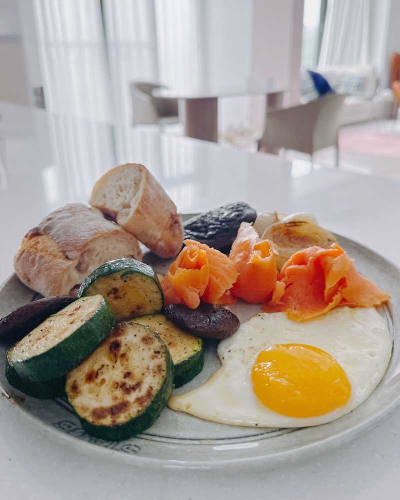 自己做早午餐.簡單的食物、配色擺盤後，讓吃東西的食慾跟心情都變好了