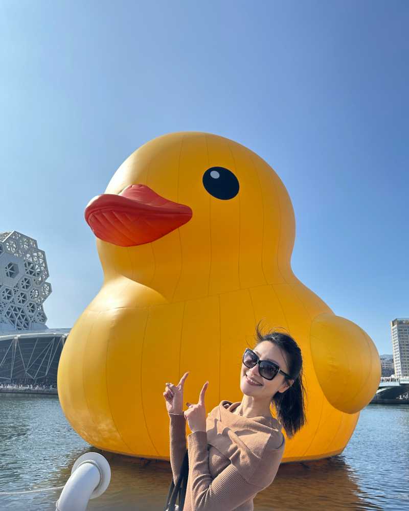 鴨鴨。我來啦！看到黃色小鴨本人真的好可愛啊